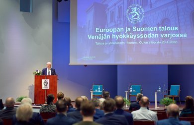Suomen pankin johtaja Olli Rehn puhuu Talous ja yhteiskunta -foorumissa